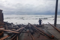 ‘Simon’ se degrada a Huracán Categoría 3, pero amenaza con olas enormes y lluvias extraordinarias