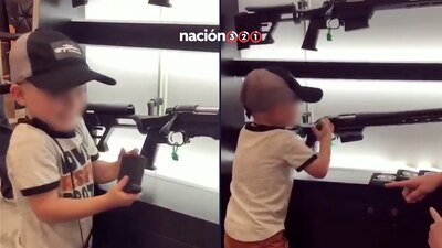 El pequeño muestra cómo quitar y poner el cartucho