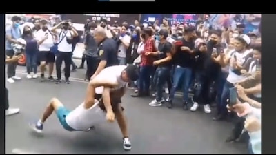 Al parecer, se concretó en una página de alumnos y fue debido a las burlas hacia el profesor