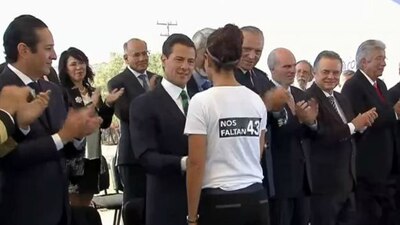 La académica de la UNAM recibiendo un premio de manos del presidente