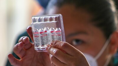 El aumento de contagios con la variante ómicron está provocando nuevas restricciones en todo el mundo