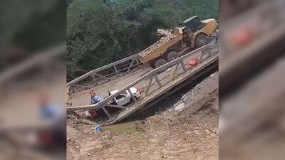 En los videos se aprecia la estructura caída