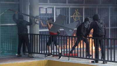 La Rectoría condenó los actos vandálicos realizados por encapuchados ajenos a la manifestación