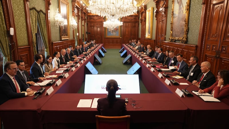 Sheinbaum y Ronald Johnson abordan inversiones y relación comercial México-EU