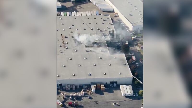 Se estrella avioneta contra almacén comercial en California, EU