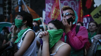 Grupos feministas proaborto visiblemente emocionadas tras las decisión