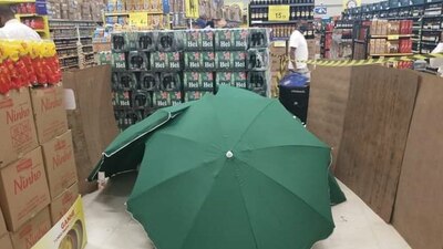 El cuerpo del hombre permaneció en la tienda rodeado de sombrillas y cajas