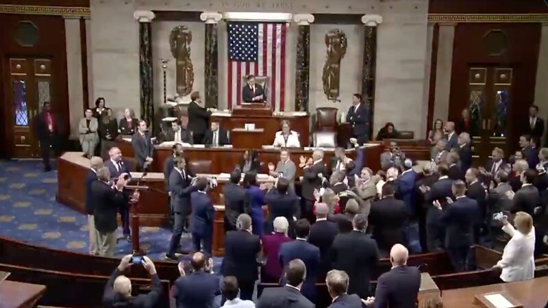 Cámara Baja de EU aprueba plan fiscal de Trump; incluye impuesto a remesas