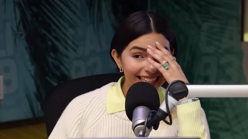 ¿Ángela Aguilar abandonó entrevista en vivo tras ser cuestionada sobre Cazzu?