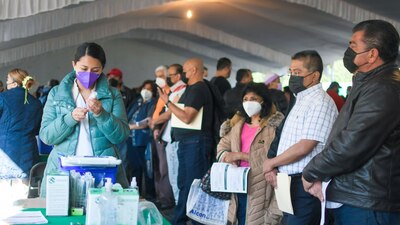 Para la aplicación de las vacunas hay diez cedes, los adultos deberán asistir con sus documentos