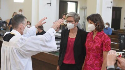 Sacerdotes alemanes darán bendición a parejas gay