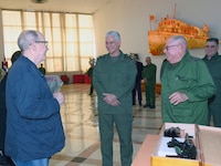 Afamado trovador Silvio Rodríguez recibe un arma para defender a Cuba si EU ataca