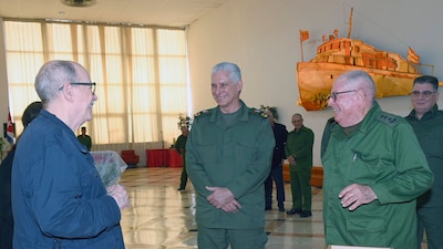 Afamado trovador Silvio Rodríguez recibe un arma para defender a Cuba si EU ataca.