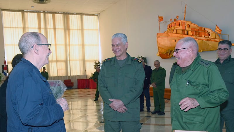 Afamado trovador Silvio Rodríguez recibe un arma para defender a Cuba si EU ataca