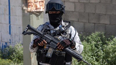 Los uniformados entraron armados al templo religioso