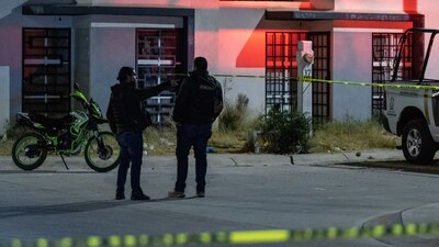 Elementos de la Fiscalía encontraron las bolsas semienterradas a un costado de un camino de terracería.