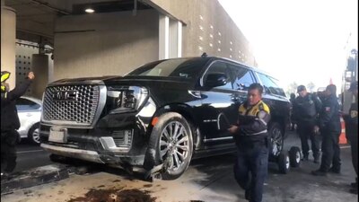 Así quedó una camioneta tras una balacera en el AICM