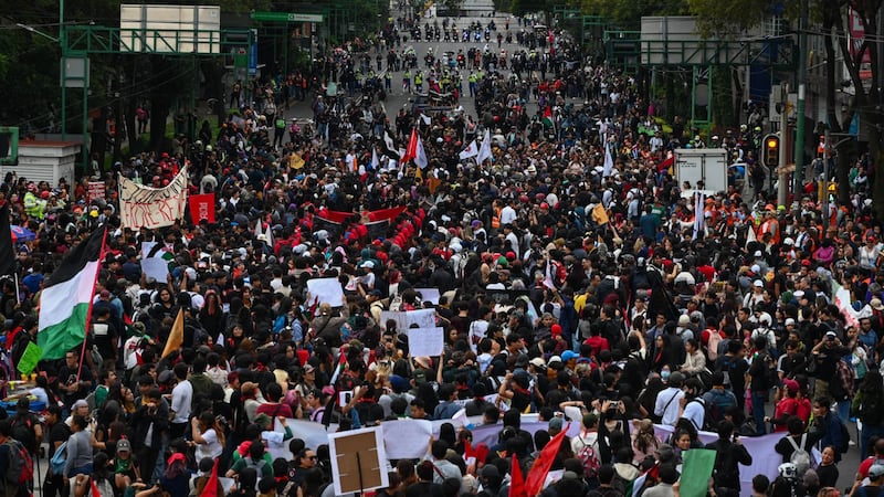 Asisten 8 mil personas a marcha del 2 de octubre; SSC reporta 18 lesionados y un herido por explosivo