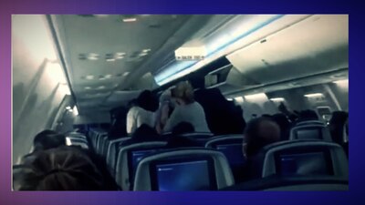 Un par de personas gritaron al presidente al ver que estaba en su mismo vuelo