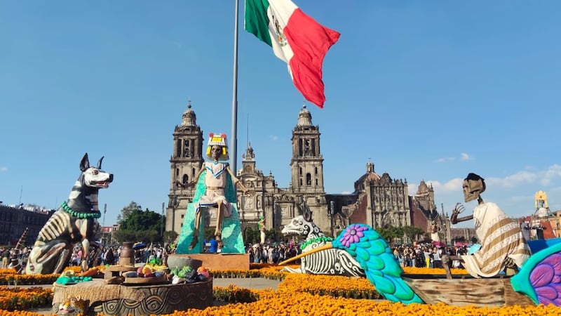 ¡Ya puedes visitarla! Inauguran en el Zócalo la Ofrenda Monumental del Día de Muertos