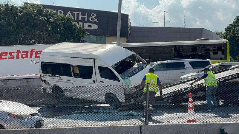 Reportan al menos 15 lesionados tras volcadura de combi escolar en Periférico Norte