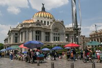 "Tianguis" vs "Clasismo": Chocan en redes por ambulantaje frente a Bellas Artes