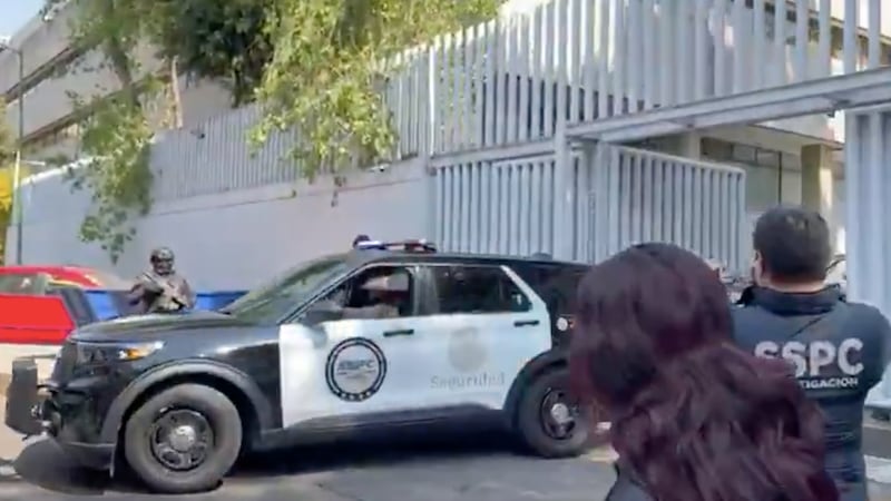 Tras su detención, ‘El Botox’ llega a la CDMX para ser ingresado a instalaciones de la FEMDO