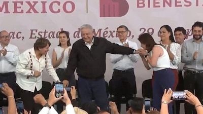 La alcaldesa tomó la mano del Presidente y la besó
