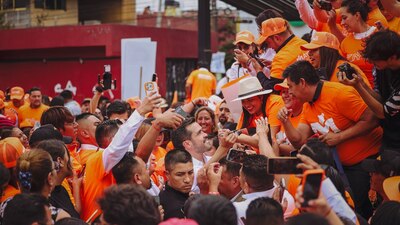 El aspirante presidencial tomó protesta a los aspirantes a candidaturas locales