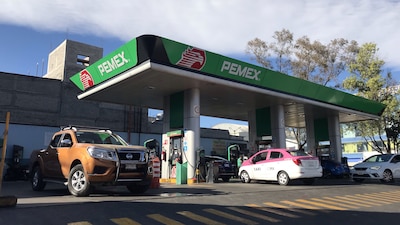 Gobierno de México y empresarios gasolineros refrendan el acuerdo de estabilización del precio del diésel.
