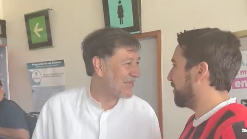 VIDEO: Noroña e hijo de Felipe Calderón se encaran en Aeropuerto