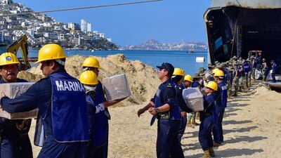 En el puerto trabajan Marina, Sedena y GN para atender a damnificados