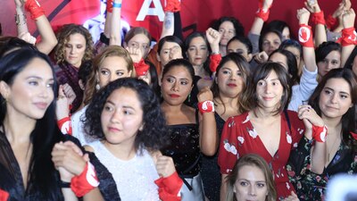 Más de 50 mujeres se manifestaron al inicio de los premios