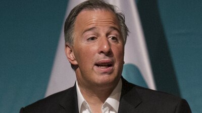 Así reaccionó José Meade ante el beso entre un político priista y su esposa