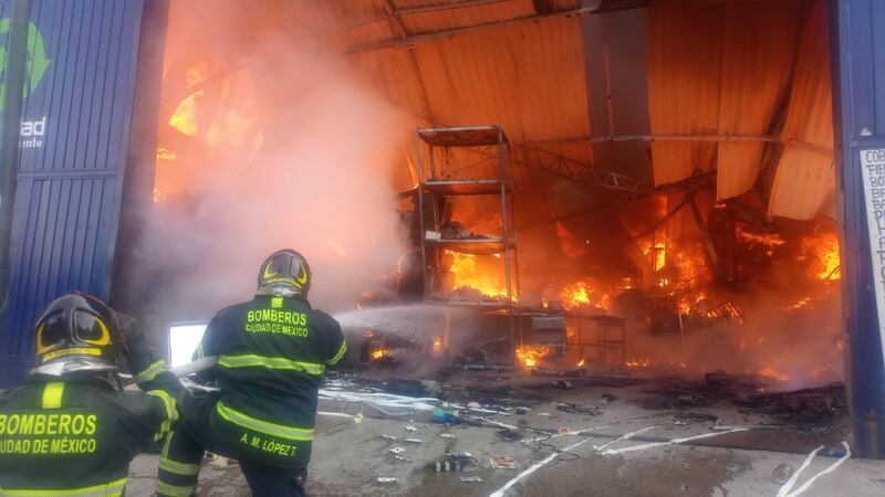 Bomberos atienden incendio en bodega de reciclaje de PET, en la alcaldía Tlalpan