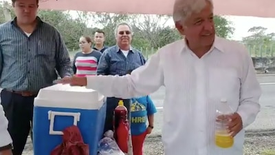 El presidente se tomó un jugo de piña miel en su camino rumbo a Córdoba