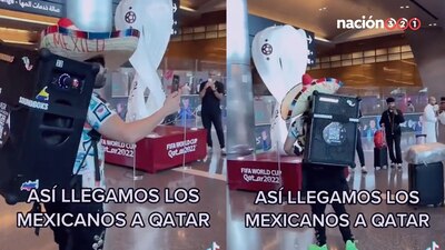 Un mexicano con una bocina en los hombros entonaba canciones a todo volumen en el aeropuerto de Qatar.