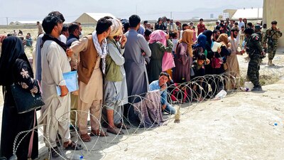 Personas formadas esperando a ingresar al aeropuerto internacional de Kabul, Afganistán, el 17 de agosto de 2021.