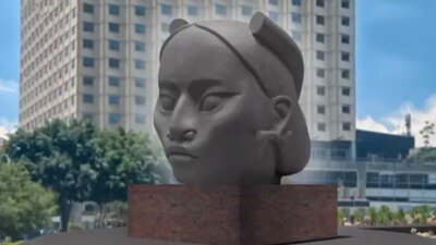 En su peinado lleva dos trenzas que se cruzan formando un 'Ollin'.