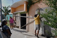 Residentes de Baja California Sur se preparan con tablas ante el inminente golpe del Huracán ´Polo’