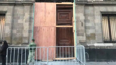 Ahora la puerta cuenta con protección y la entrada es diferente