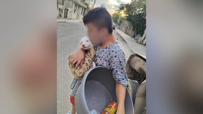 El menor trabaja todos los días para ganar un poco de dinero