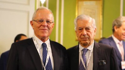 Kuczynski y Vargas Llosa durante una reunión en España en junio de 2017
