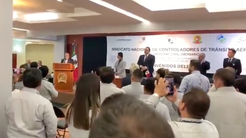 Previo al inicio del Mundial, controladores aéreos amagan con irse a huelga
