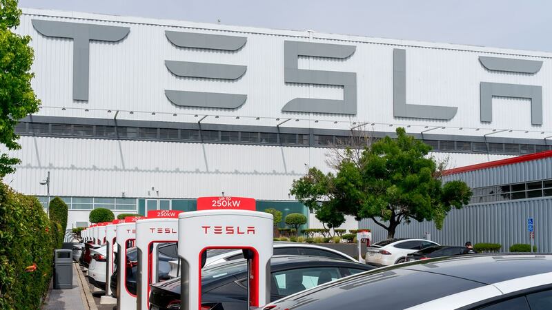 Se desploman las ventas de Tesla en medio de las tensiones entre Musk y Trump