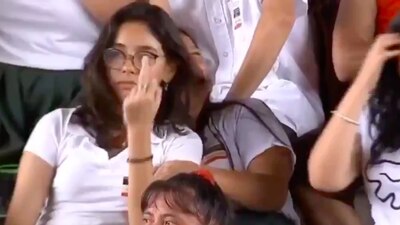 Una joven 'pintó dedo' durante un mitin de AMLO en Yucatán