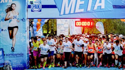 Simpatizantes del Partido Acción Nacional durante la XVII Carrera Manuel Gómez Morín