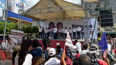 Antes de iniciar su mitin, el tabasqueño aprovechó para felicitar a tods las madres