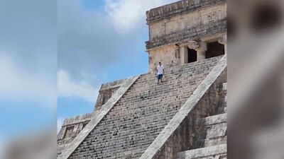 El sujeto de playera blanca subió hasta la parte más alta de la pirámide