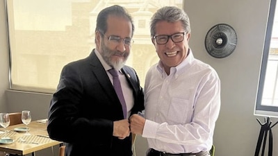 Ambos políticos se abrazaron y chocaron el puño